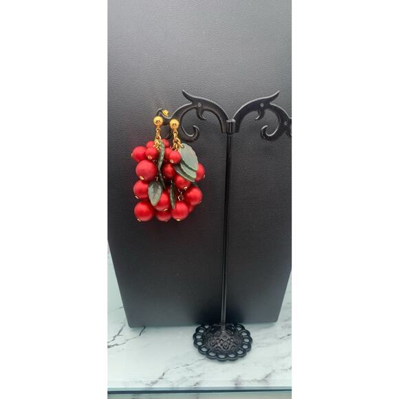 Vintage Avon Cranberry Cha Cha Beaded Pierced Earrings Christmas Holly Berry - Picture 1 of 4